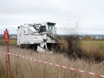 Україна отримала унікальну машину для розміновування