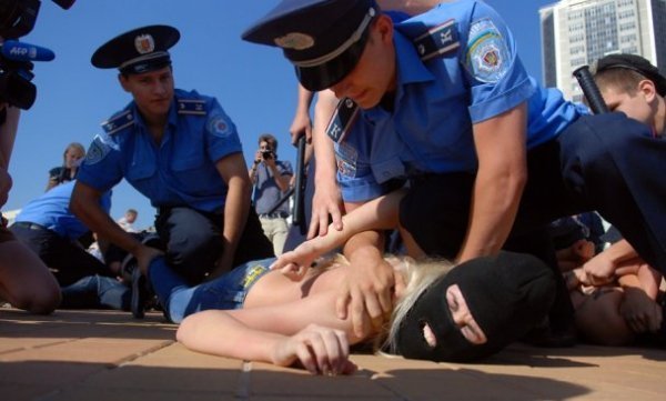FEMEN вивели на вулиці Києва Лукашенка. ФОТО.