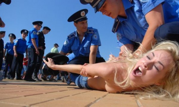 FEMEN вивели на вулиці Києва Лукашенка. ФОТО.