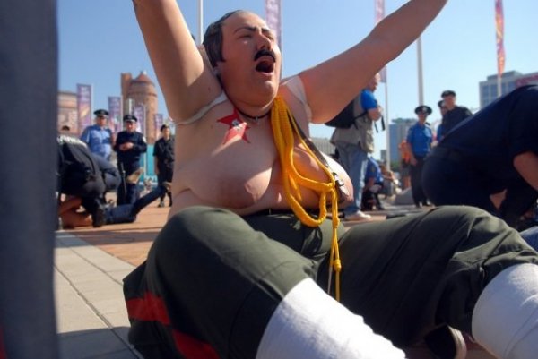 FEMEN вивели на вулиці Києва Лукашенка. ФОТО.