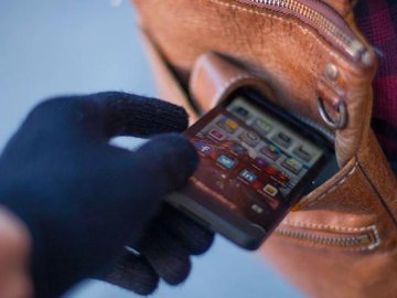 У двох волинян вкрали телефони