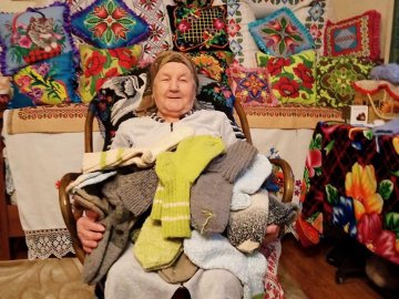 92-річна жителька села під Луцьком в'яже шкарпетки для українських воїнів 