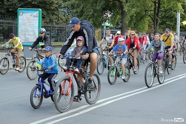 Масовий велопробіг до Дня Незалежності в Луцьку. ФОТО