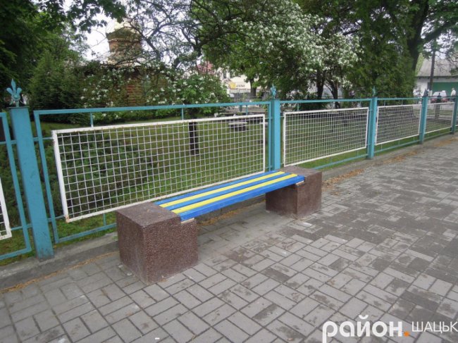 Щоб не покрали: у Шацьку поставили «антивандальні» лавки
