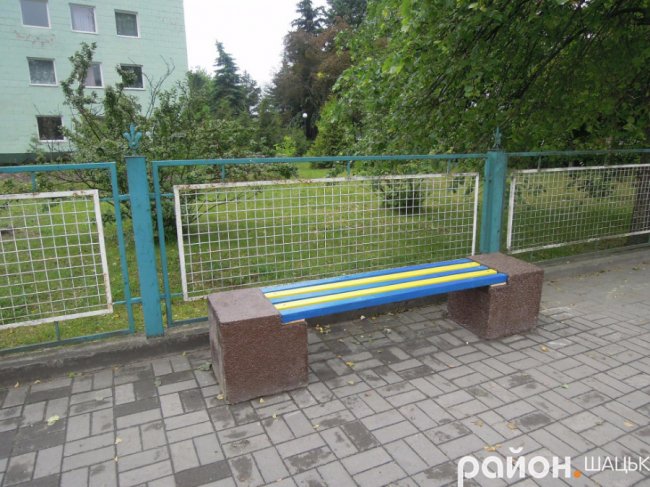 Щоб не покрали: у Шацьку поставили «антивандальні» лавки
