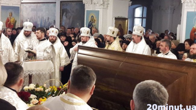 Тисячі людей у Тернополі прийшли попрощатися з братом митрополита Михаїла. ФОТО