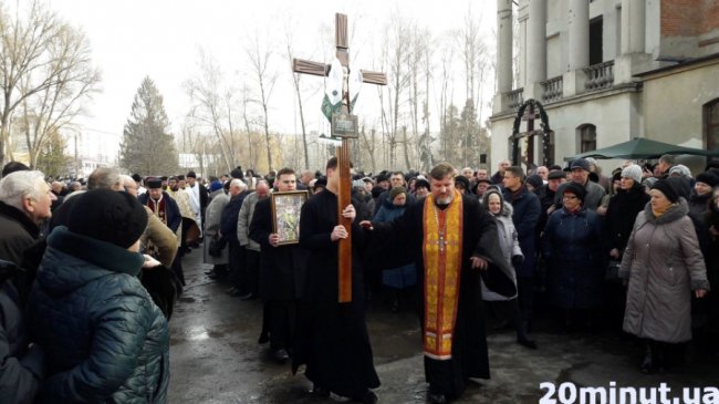 Тисячі людей у Тернополі прийшли попрощатися з братом митрополита Михаїла. ФОТО