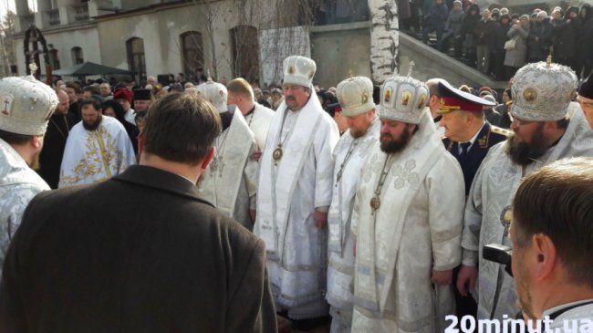 Тисячі людей у Тернополі прийшли попрощатися з братом митрополита Михаїла. ФОТО