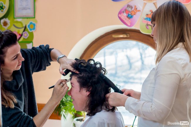 Бенкет, лімузини та королівські наряди: у Луцьку організували  свято для людей з інвалідністю. ФОТО