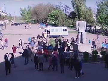 Під Одесою спалахнула велика бійка через пам'ятник Леніну. ВІДЕО