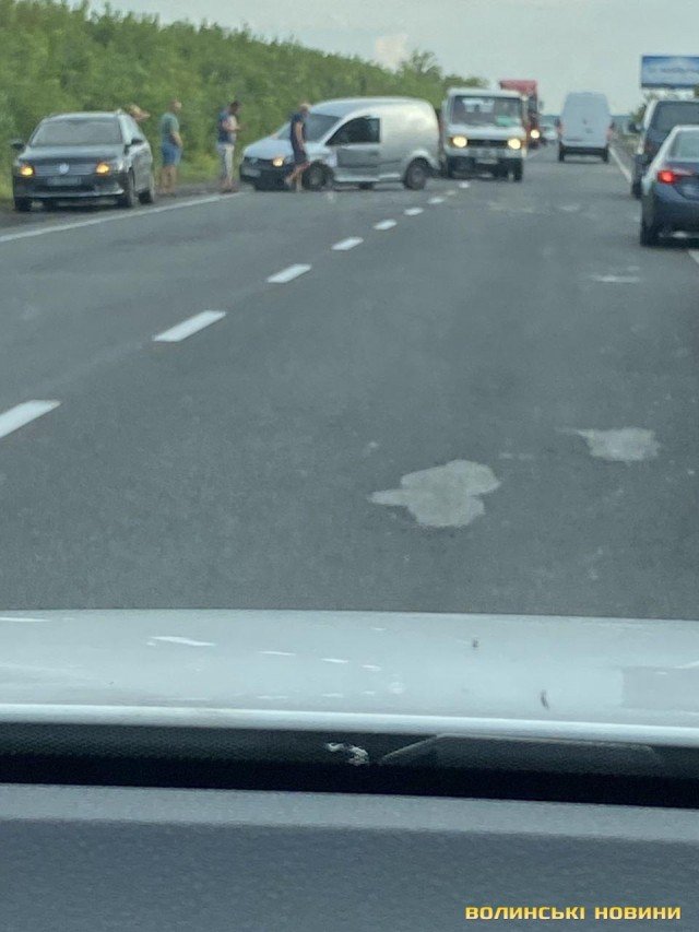 Під Луцьком легковик злетів у кювет