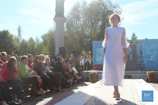 На Волині відбувся показ весільних суконь різних епох. ФОТО