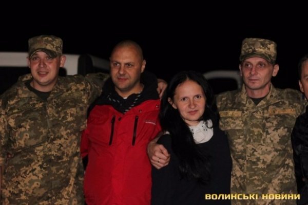 Бійці разом зі своєю рятівницею - волонтеркою Наталією Боярин