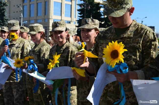 «Вітаємо вдома»:  Луцьк зустрів військових авіаторів. ФОТО