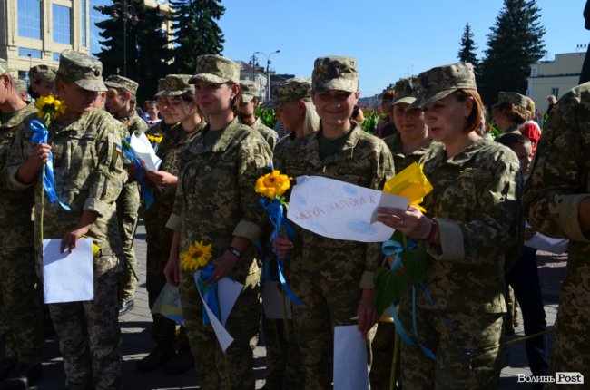 «Вітаємо вдома»:  Луцьк зустрів військових авіаторів. ФОТО