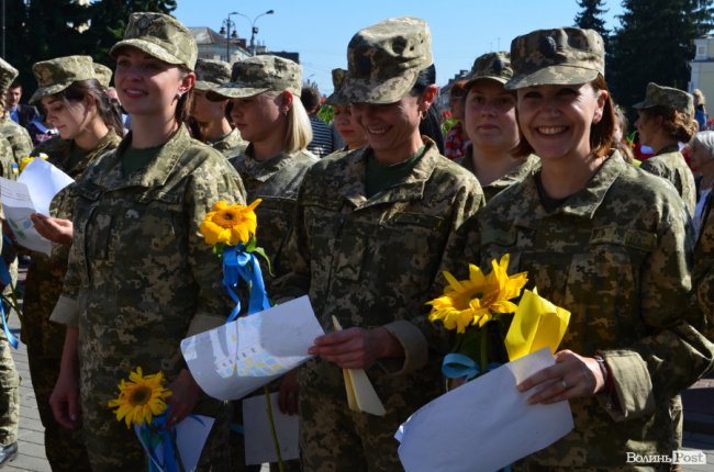 «Вітаємо вдома»:  Луцьк зустрів військових авіаторів. ФОТО