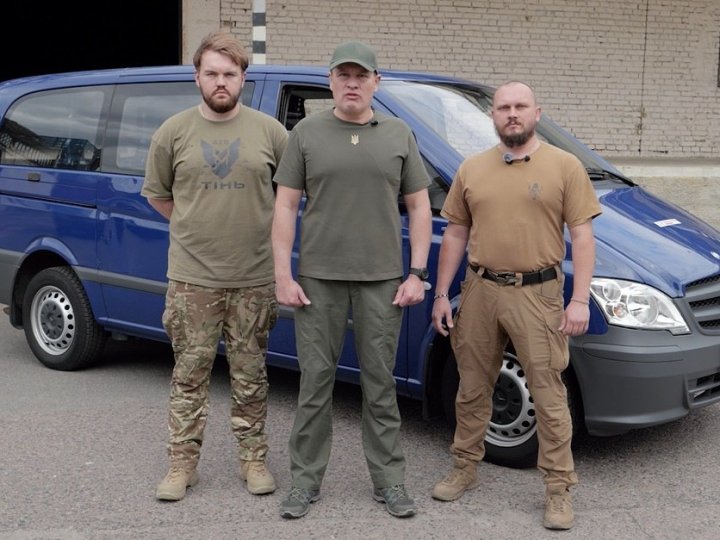 Для виконання бойових завдань: «Українська команда» передала мікроавтобус 428 полку безпілотних систем «Тінь»
