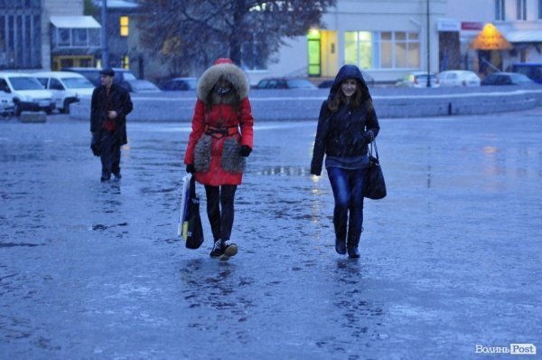 Перший сніг у Луцьку: холодно, вітряно, мокро. ФОТО. ВІДЕО