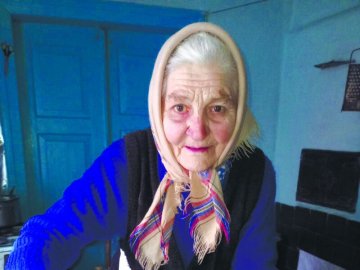 На Волині 82-річна бабуся пече хліб для захисників України