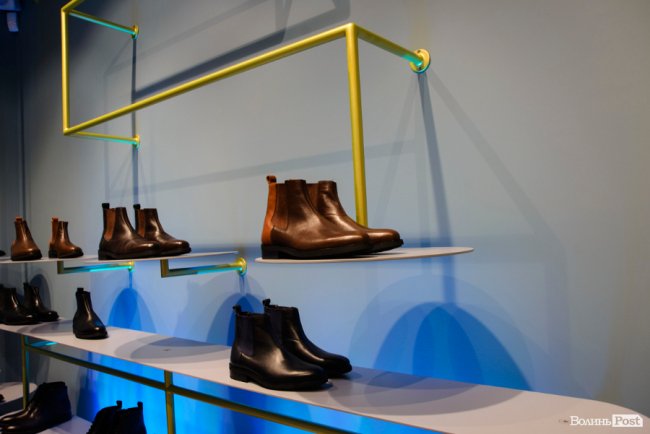 У кожну пару ми «зашиваємо» любов: у центрі Луцька відкрили унікальний взуттєвий простір-кав’ярню «IKOS»*