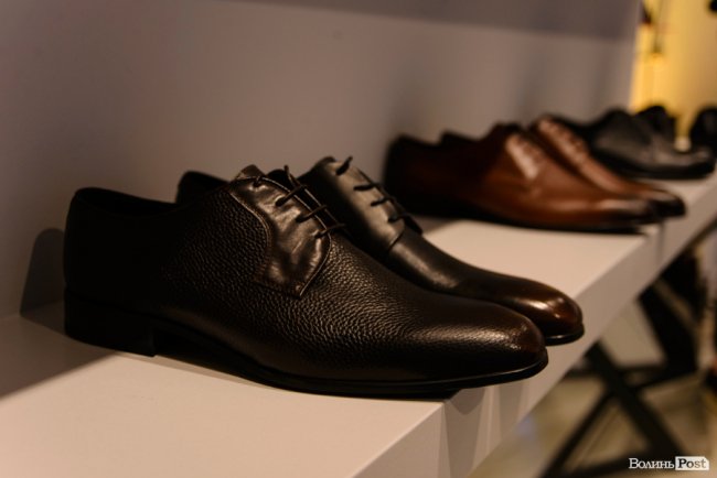 У кожну пару ми «зашиваємо» любов: у центрі Луцька відкрили унікальний взуттєвий простір-кав’ярню «IKOS»*