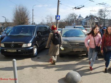 Луцький фотограф показав автохамів біля медколеджу