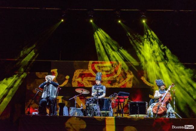 Гурт «ДахаБраха» влаштував видовищне шоу у Луцьку. ФОТОРЕПОРТАЖ 