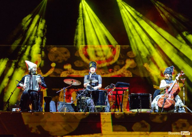 Гурт «ДахаБраха» влаштував видовищне шоу у Луцьку. ФОТОРЕПОРТАЖ 