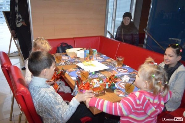 У Луцьку влаштували свято Миколая для соціально-незахищених дітей