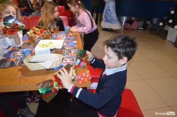 У Луцьку влаштували свято Миколая для соціально-незахищених дітей