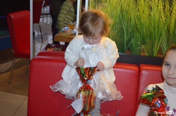 У Луцьку влаштували свято Миколая для соціально-незахищених дітей