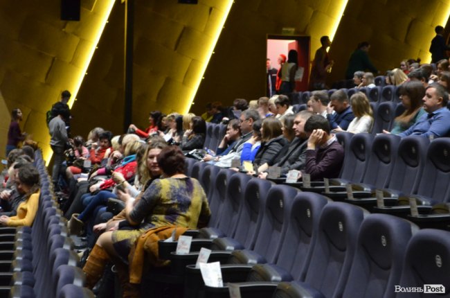 Новорічні хіти та казкова енергетика: як лучан розважали LeoBand Orchestra. ФОТОРЕПОРТАЖ