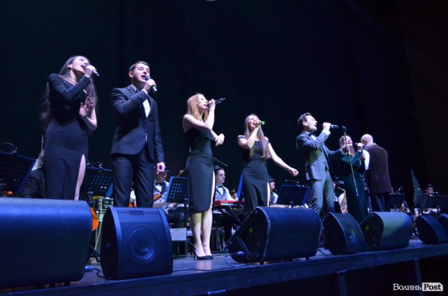 Новорічні хіти та казкова енергетика: як лучан розважали LeoBand Orchestra. ФОТОРЕПОРТАЖ