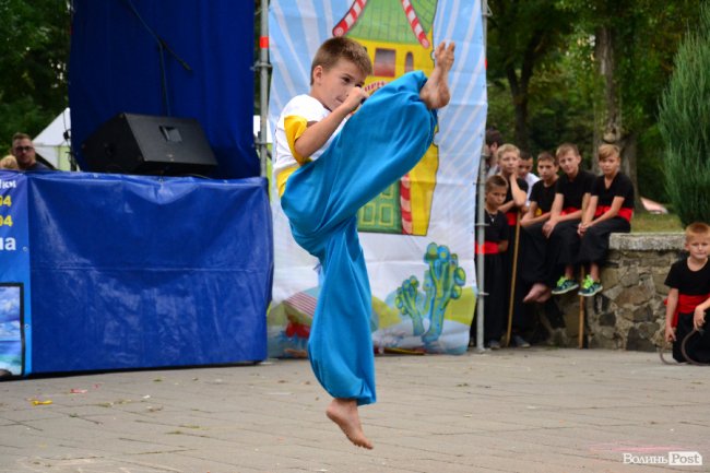 Цегла, скло та цвяхи: лучан вразив виступ учнів школи козацьких бойових мистецтв