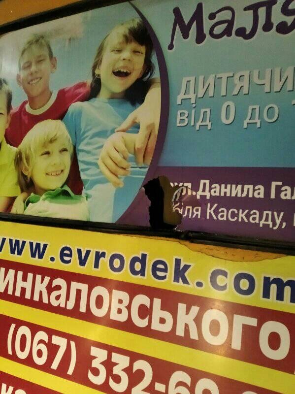 На Волині невідомий каменем розбив скло маршрутки. ФОТО