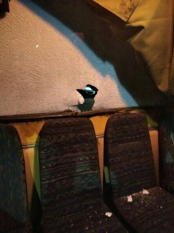 На Волині невідомий каменем розбив скло маршрутки. ФОТО