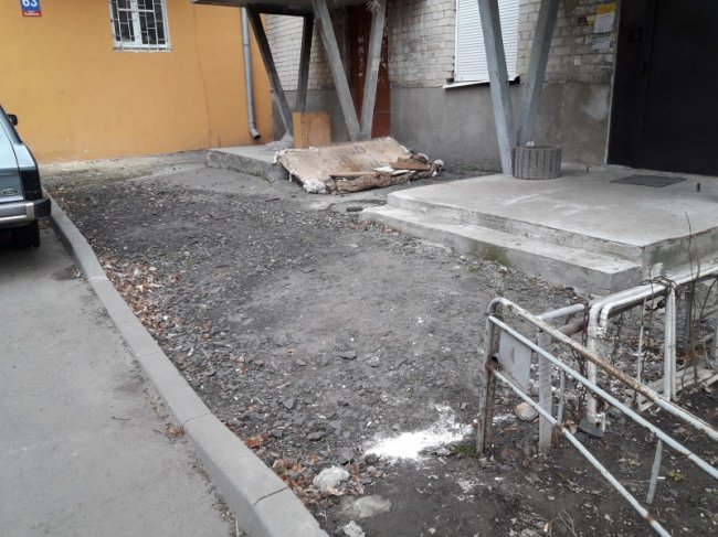 Двір луцької багатоповерхівки асфальтують уже три роки. ФОТО