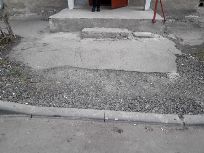 Двір луцької багатоповерхівки асфальтують уже три роки. ФОТО