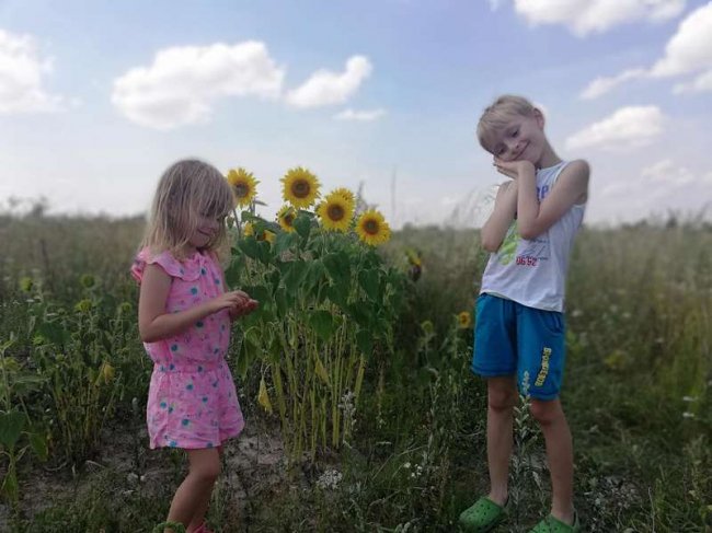 Не нарікає на життя і просто робить малечу щасливою: історія татуся, який сам виховує дітей