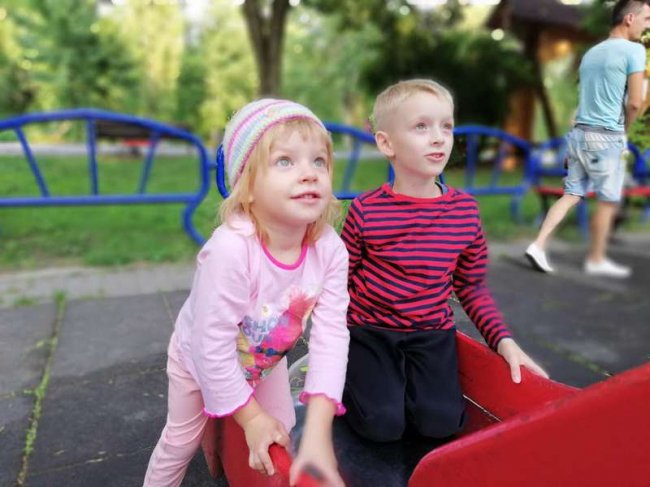 Не нарікає на життя і просто робить малечу щасливою: історія татуся, який сам виховує дітей