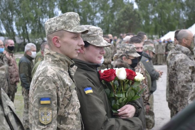 Перед поїздкою на Схід офіцер освідчився коханій на Рівненському полігоні. ФОТО