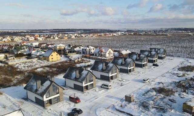 Світлий і теплий. Під Луцьком продають «американський» котедж. ФОТО. ВІДЕО*
