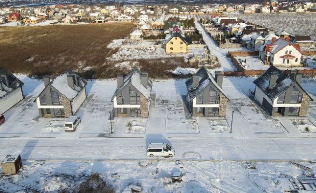 Світлий і теплий. Під Луцьком продають «американський» котедж. ФОТО. ВІДЕО*