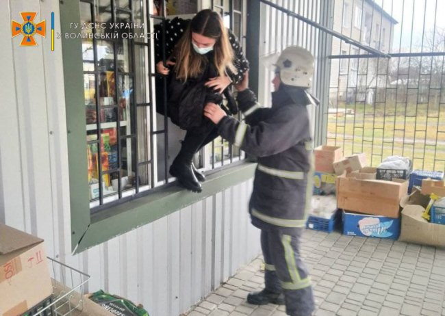 Зламався замок: на Волині рятувальники визволяли продавчиню та відвідувачів магазину