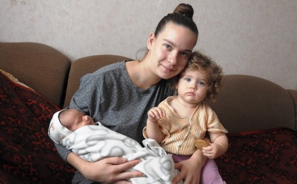 Молода мама тепер глядить синочка і не надякується лікарям!