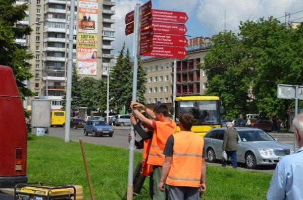 У Луцьку встановлюють знаки для туристів. ФОТО