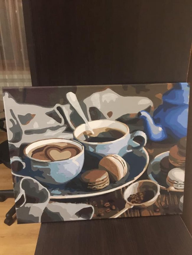 У Луцьку продають картини маленької рівненчанки з ДЦП. ФОТО