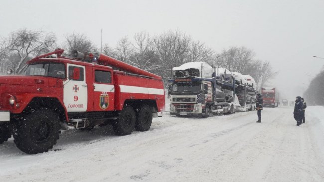 У Луцьку на Київському майдані тролейбус застряг у сніговому заметі