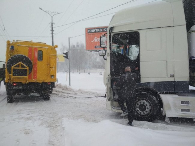 У Луцьку на Київському майдані тролейбус застряг у сніговому заметі
