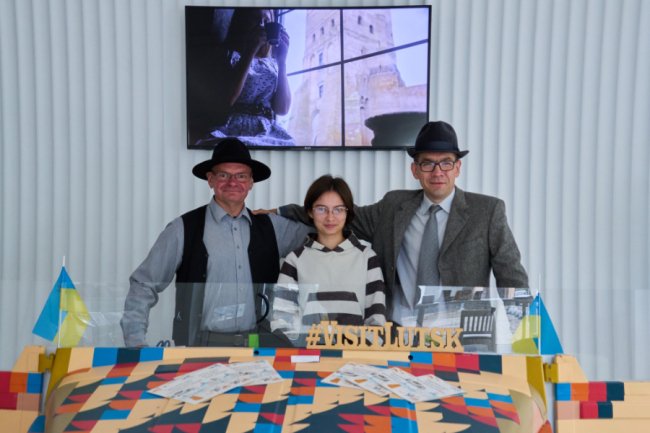 Перша театралізована екскурсія: як два файно вбрані пани у стилі 30-х років XX ст шпацерували вулицями Луцька